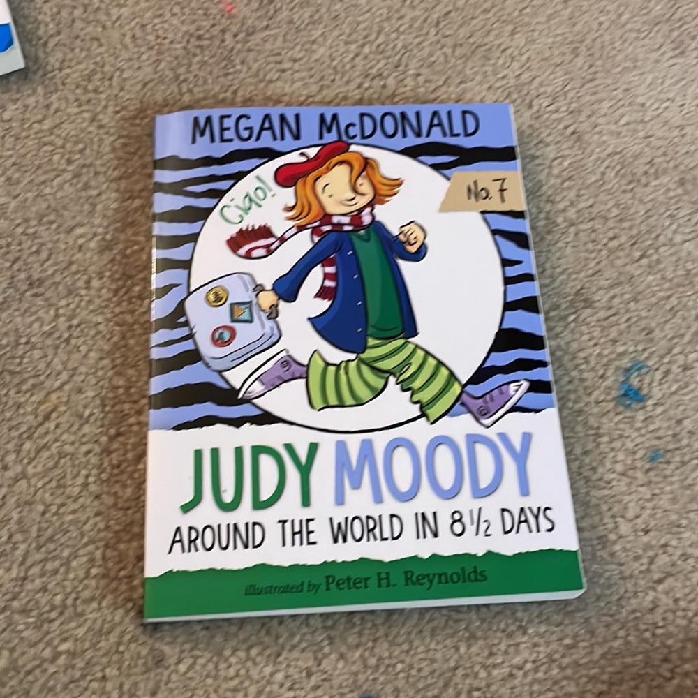 Books - Picture 3 of 10